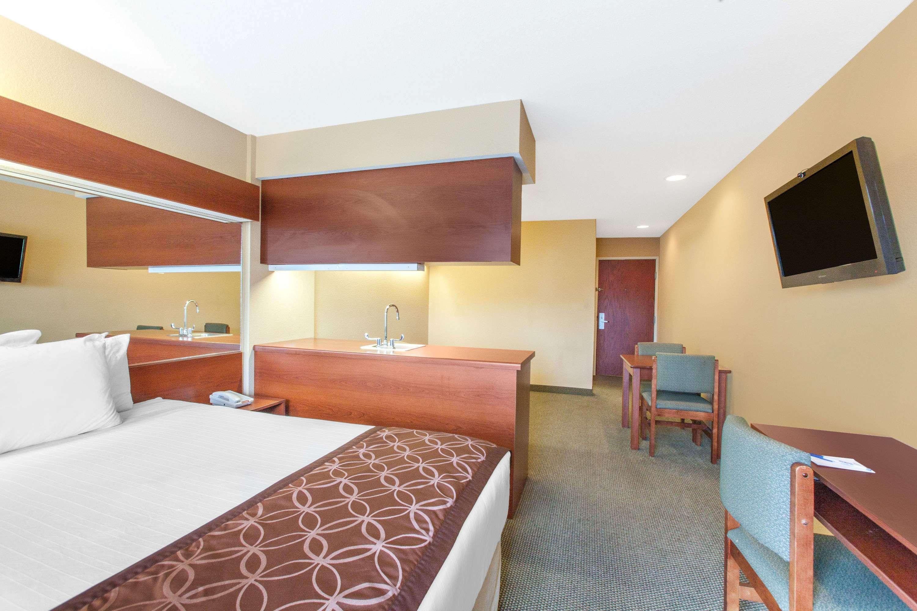 Microtel Inn By Wyndham Rogers Exterior photo